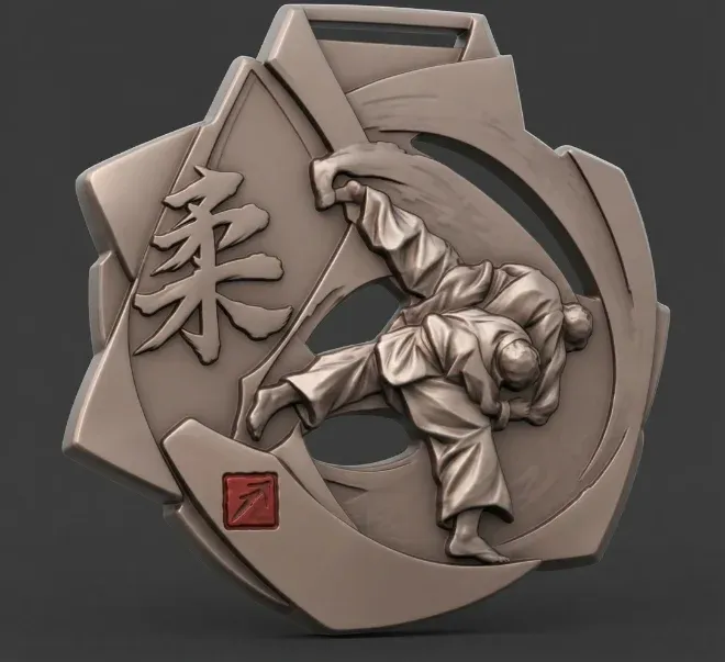 Medalha personalizada em zamak bruto logo após sair do molde de fundição, com relevo de judocas